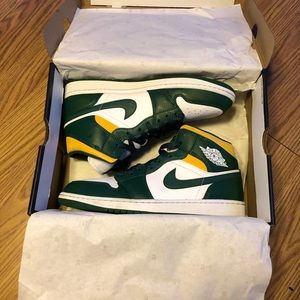 Air Jordan 1 mid (sonics) size 10